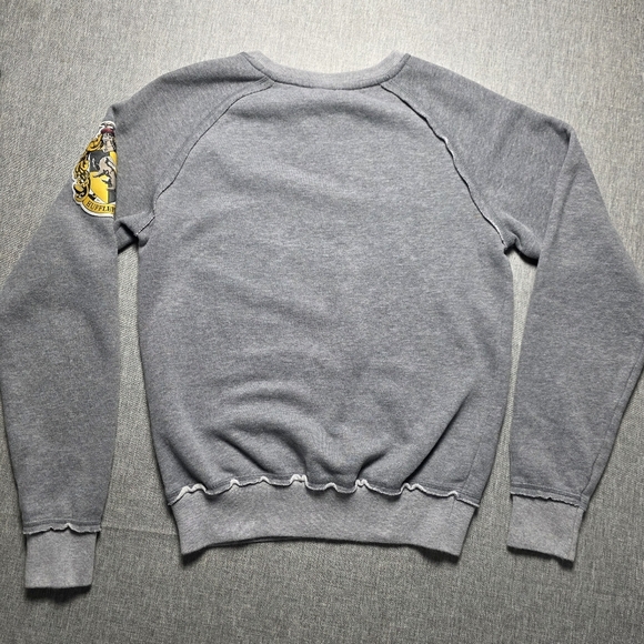 Universal Studios Hufflepuff Sweatshirt - Raglan Ruffle Hem Women's Size XS - Picture 2 of 8